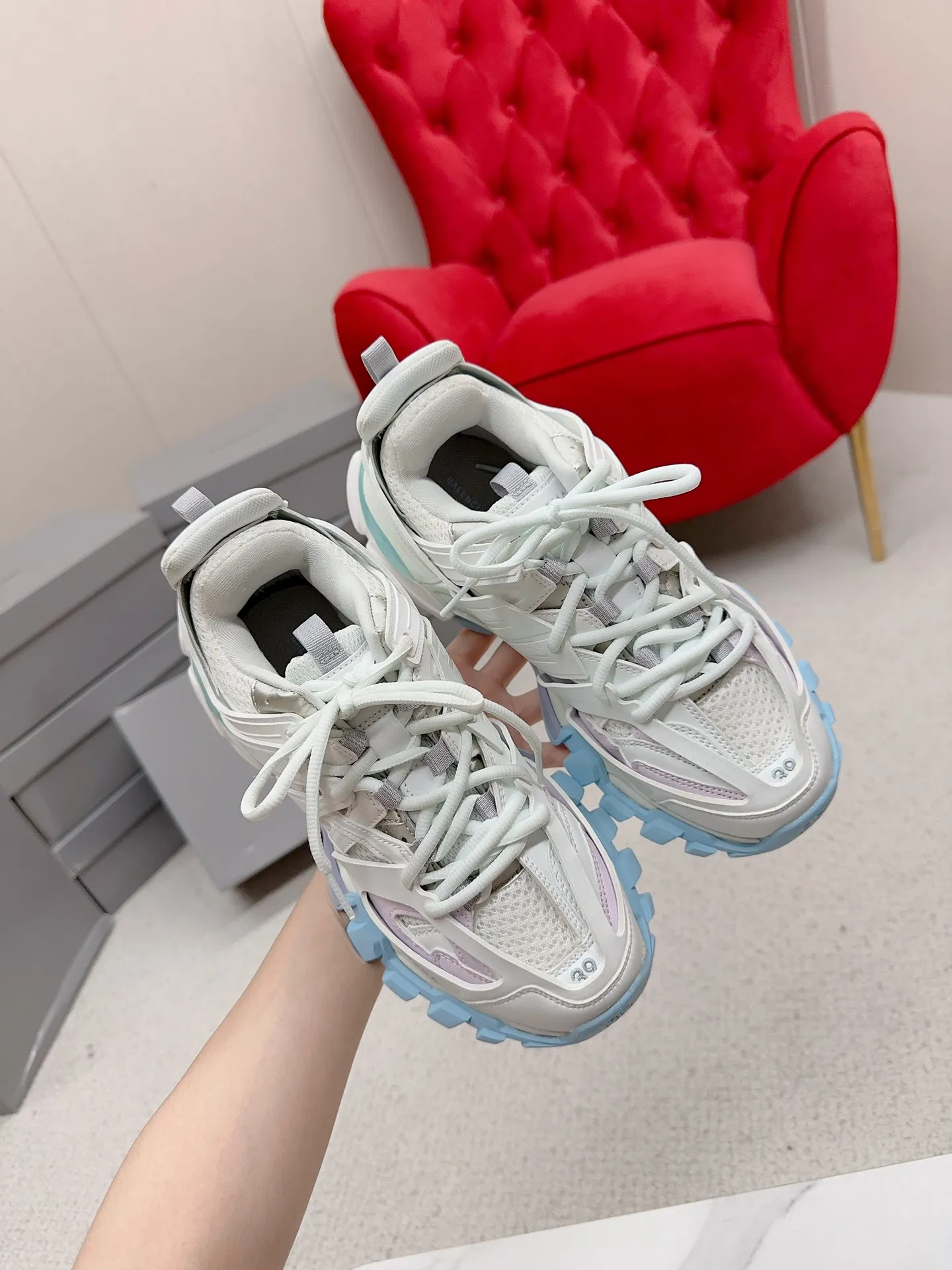 👟👟Ex-factory price 980👟👟 Men's size +10 𝐁𝐚𝐥𝐞𝐧𝐜𝐢𝐚𝐠𝐚|||𝐭𝐫𝐚𝗰𝐤 series 𝟑.𝟎Three generations of sports dad shoes‼ ️ [Top high-end quality from Dongguan Factory] Balenciaga dad shoes ~ super fashionable ~ full and three-dimensional shoes ~ amazing lines ~ very soft and light on the feet ~ super comfortable ~ versatile for commuting ~ can be paired with mid-calf socks, bell bottoms, wide-leg pants, overalls, very high-end ~ very manly and handsome ~ suitable for spring, summer, autumn and winter all year round... ⇢✈ Upper: Exclusive 1:1 original molded custom imported technical fabric mesh + imported cloth + 3M reflective strips [composed of 108 sub-pieces] ⇢✈Inner lining: Breathable mesh ⇢✈Outsole: Exclusive 1:1 original molded PU+TPU+EVA+rubber, a total of 13 sets of grinding tool combinations ⚠️Difference in market currency ~ high-end quality is definitely different ⇢✈𝐒𝐈𝐙𝐄Females: 35, 36, 37, 38, 39, 40 ⇢✈𝐒𝐈𝐙𝐄Men: 39, 40, 41, 42, 43, 44, 45